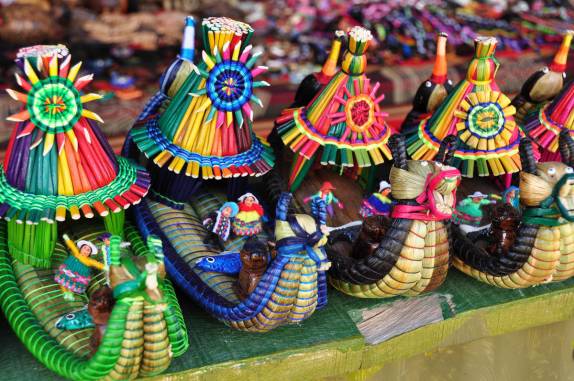 Venda de brinquedos Uros nas Islas Flotantes do lago Titicaca, perto de Puno, no Peru